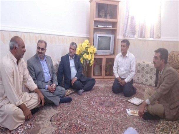 دیدار مدیر کل بنیاد شهید و امور ایثار گران سیستان و بلوچستان با خانواده شهدا ی میرجاوه