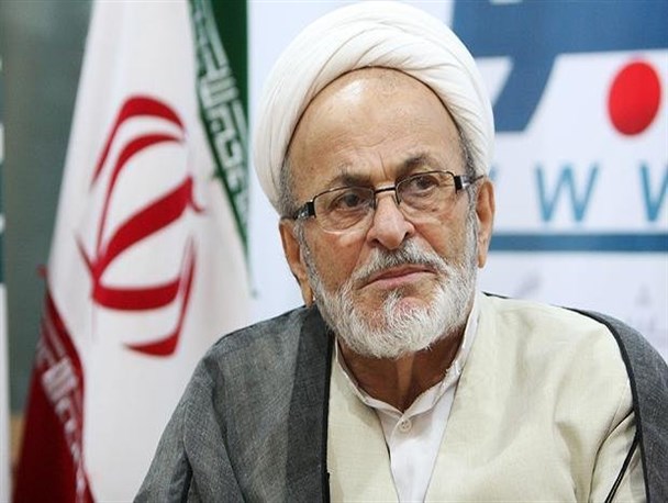 مبارزه با انقلاب و اسلام نهایت نادانی و سخیف بودن است /خدا را شاهد می گیرم امام از سازندگان مقبره اش راضی نیست