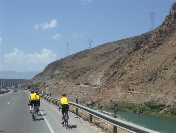 دوچرخه سواران لاهیجان تا مرقد امام خمینی(ره) رکاب زدند/گزارش تصویری