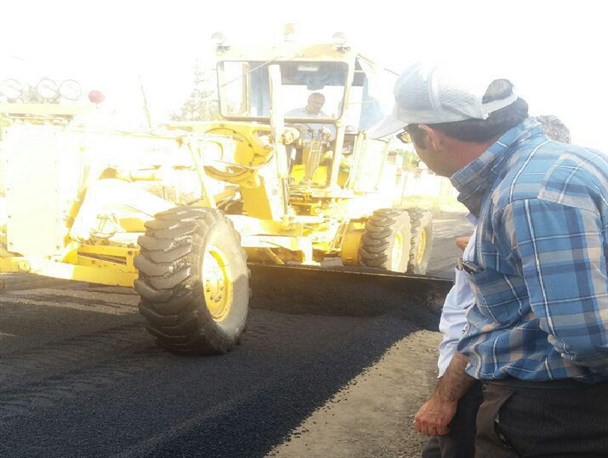 تسطیح آسفالت راه روستایی با گریدر و بدون رعایت اصول مهندسی+عکس