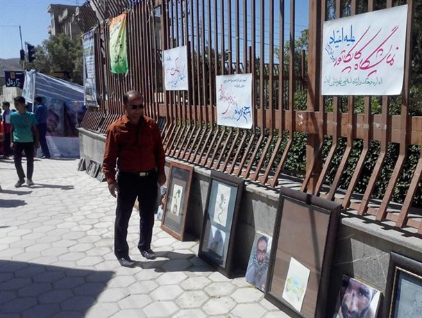 نمایشگاه عکس و کاریکاتور خیابانی با موضوع اعتیاد در اردل برپا شد+تصاویر