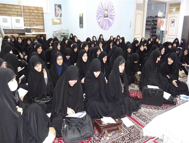 کارهای تربیتی برای دختران را سه سال قبل از سن تکلیف شروع کنیم