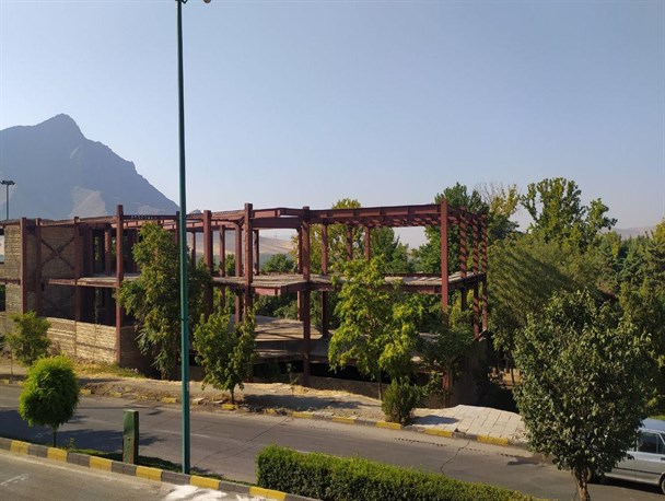 تعیین تکلیف هتل نیمه‌کاره پارک سیفیه همچنان در هاله ای از ابهام/ غول آهنی و غده سرطانی در دل پارک سیفیه