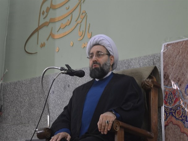 دشمن در حال تخریب و به انحراف کشیدن اعتقادات مردم است
