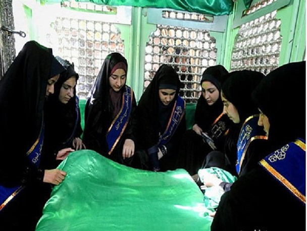 غبار روبی حرم مطهر امامزاده حسین (ع) در پاسارگاد