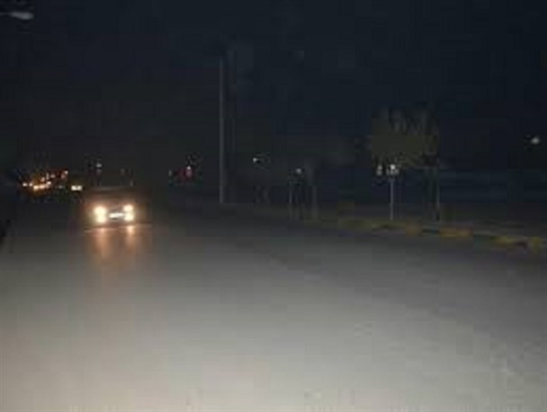 شکستن لامپ‌ها، علت تاریکی/ اهالی محل همکاری لازم را با شرکت برق داشته باشند