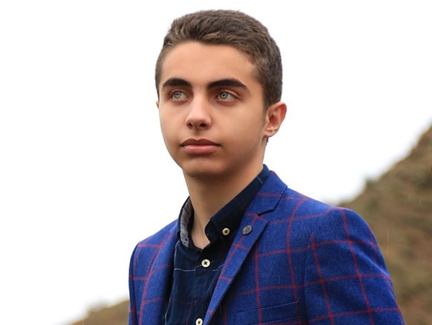 وقتی دانش آموز شب امتحانی رتبه ۳ گروه زبان های خارجی کشور شد/ آینده شغلی ام را در برنامه نویسی و بازی سازی دنبال می کنم