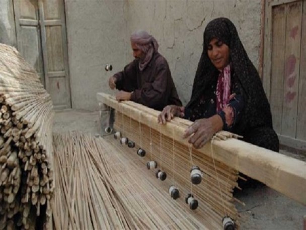 مشاغل خانگی فرصتی برای تحول اقتصاد/ خلک بافی تاثیرگذارترین شغل در اقتصاد حاشیه نشین‌های هامون