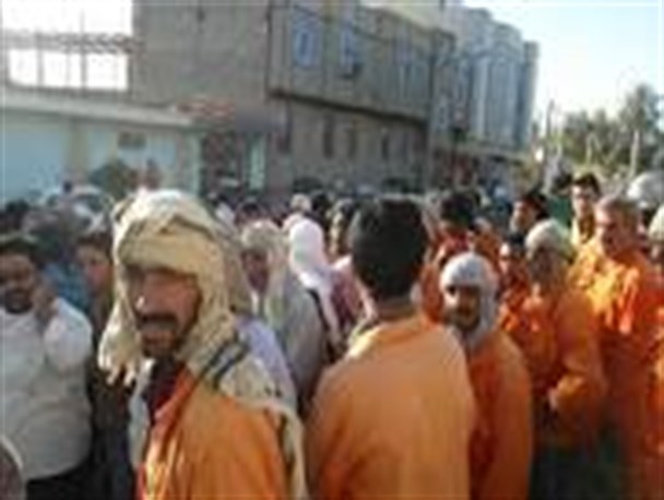 اعتصاب کارگران شهرداری در مقابل فرمانداری زابل