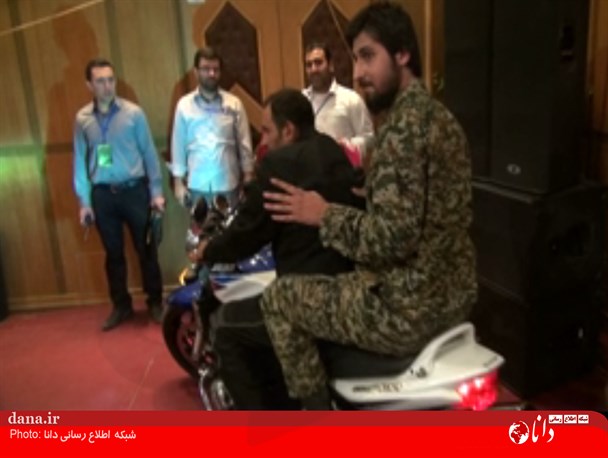 فیلم/ اجرای جدید حامد زمانی با لباس پلنگی و موتور سنگین