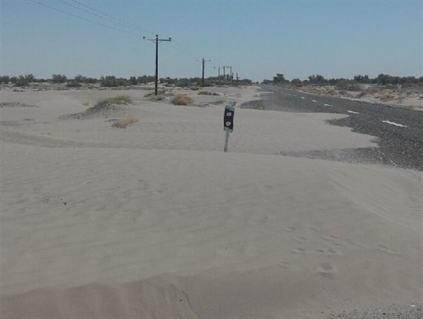 جاده جلگه چاه هاشم به ایرانشهر سیستان و بلوچستان در محاصره شن های روان+ تصاویر
