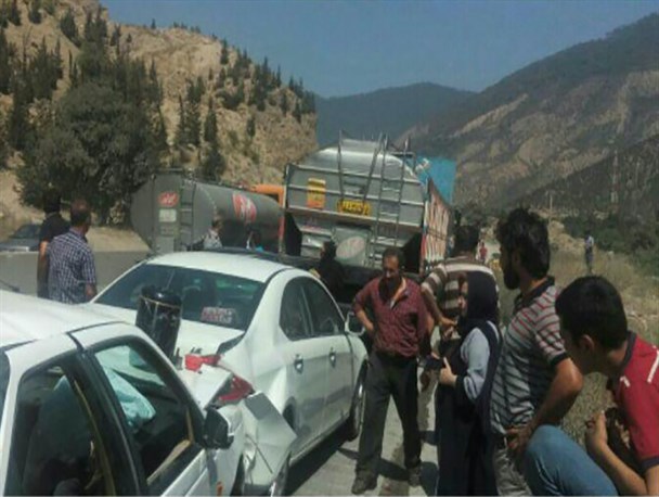 6 کشته و مصدوم بر اثر برخورد 2 کامیون و پنج خودرو در محور هراز + تصاویر