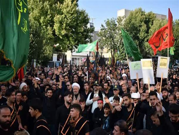 غوغای حسینی با اجتماع بزرگ مردمی در تویسرکان/عشق حسین دل ها را به هم نزدیک کرد