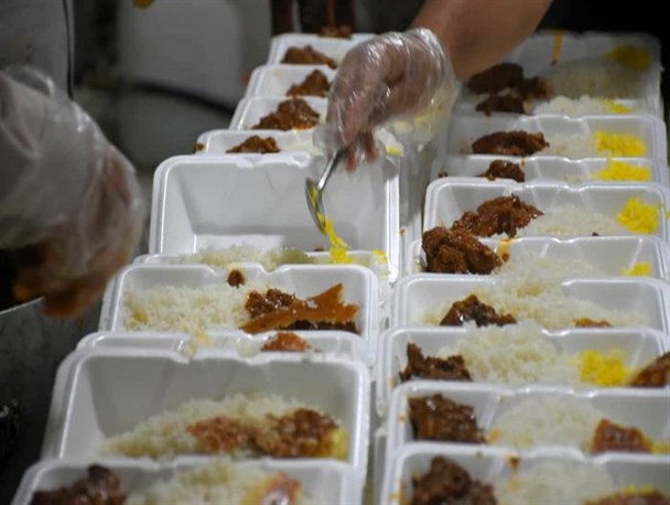 پخت و توزیع بیش از 8000 پرس غذای گرم بین نیازمندان رودانی در دهه اول محرم