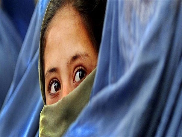 وعده های تو خالی آمریکا به مزدوران افغان/ کتک زدن زنان در خیابان توسط طالبان