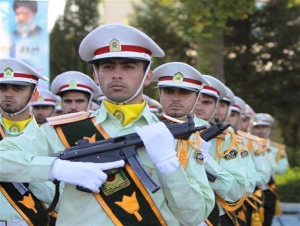 صبحگاه مشترک یگان های نظامی و انتظامی در اردل برگزار شد