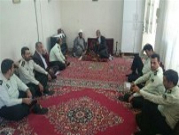 دیدار با خانواده شهدا توان نیروی انتظامی را افزایش میدهد