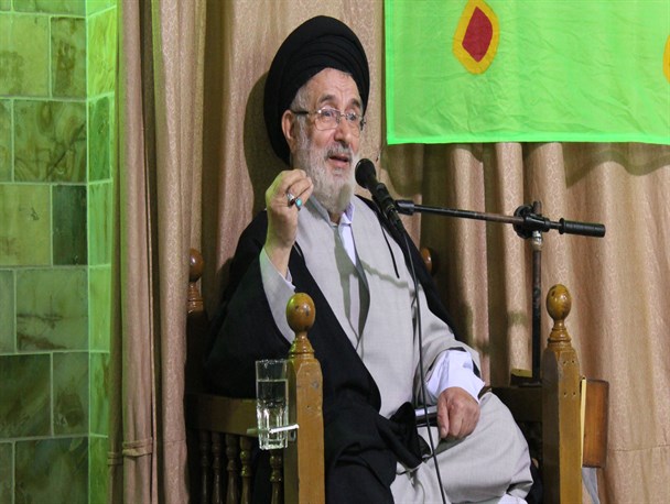 متاسفانه دولت محترم با تبعیت از آقای هاشمی، پدر معنوی کارگزاران و اصلاح طلبان، به دنبال سازش با آمریکاست