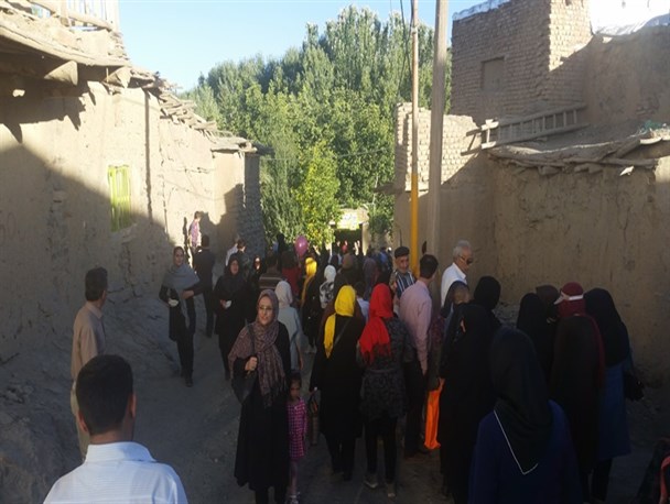 گردشگرانی که خاک جشنواره شیره انگور را خوردند