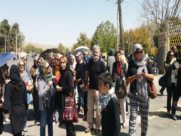 گردشگران خارجی در عزاداری امام‌حسین (ع) در شهرستان پاسارگاد+ تصاویر
