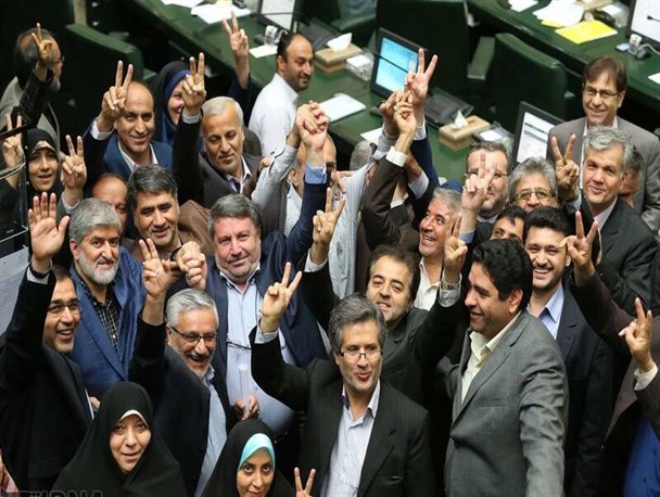 پس گرفتن سوالات و امضاهای نمایندگان به اجبار دولت/ وقتی نمایندگان مجلس دهم هم سراتو می گرفتند!
