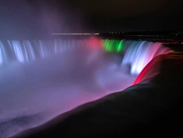 نورپردازی پرچم ایران بر روی آبشار نیاگارا به بهانه دلسوزی برای مرگ یک دختر/ دست‌های به خون آغشته دایه‌های دلسوزتر از مادر مهسا!