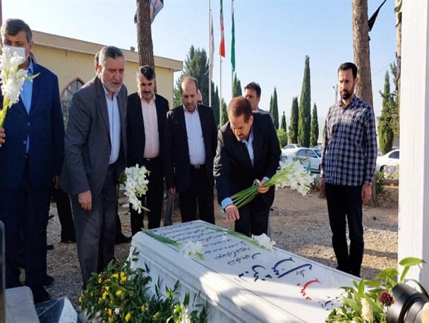 ادای احترام معاون رئیس‌جمهور به مقام شامخ شهدای یاسوج/تصاویر