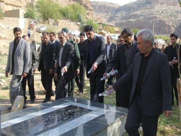 غبارروبی مزارشهدا در گرامیداشت هفته بسیج دانش آموزی