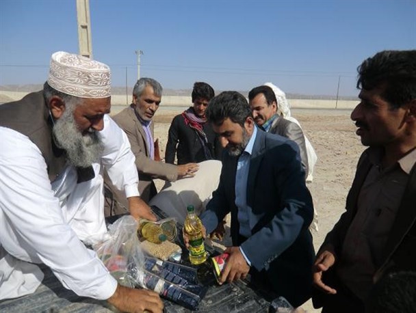 گزارش تصویری/ توزیع سبد غذایی کمیته امداد امام خمینی (ره) بین مردم سیل زده بخش ریگ ملک
