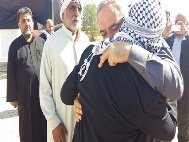 پدر شهید مدافع حرم حضرت زینب(س) در آغوش استاندار خوزستان+عکس