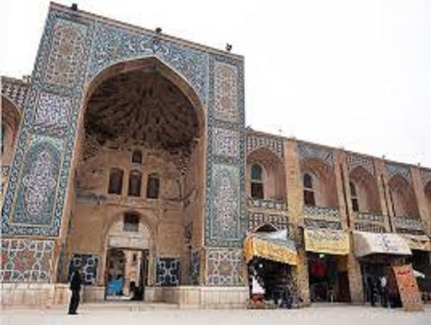 مساجد در بازار نشان دهنده ی دلبستگی مردم کرمان به باورهای مذهبی است