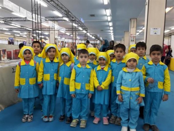 شوق غنچه های امید در بازدید از نمایشگاه کتاب همدان