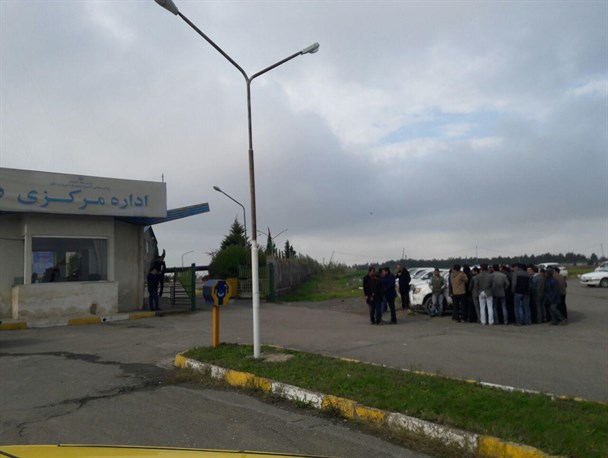 تجمع کارگران حفاظت کشت و صنعت مغان برای سومین روز متوالی/ مدیر مورد نظر در دسترس نمی باشد! + عکس