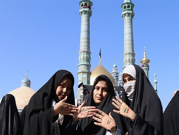 با وجود تعطیلی پنج شنبه، دانش آموزان قمی می آیند