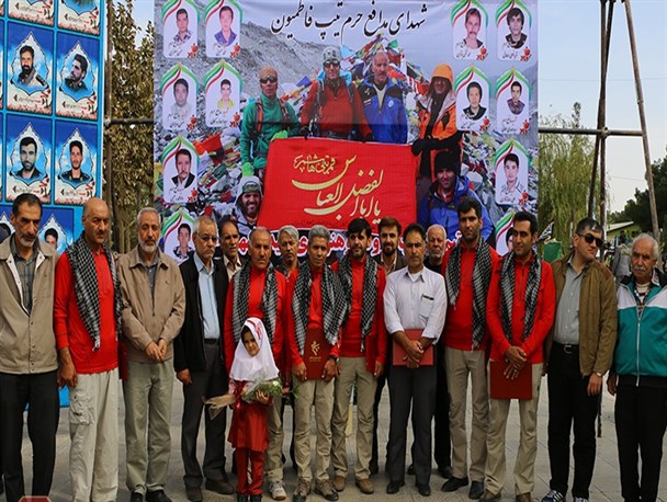 تقدیر از خانواده شهید مدافع حرم توسط گروه کوهنوردی سیدالشهدا(ع)+ تصاویر