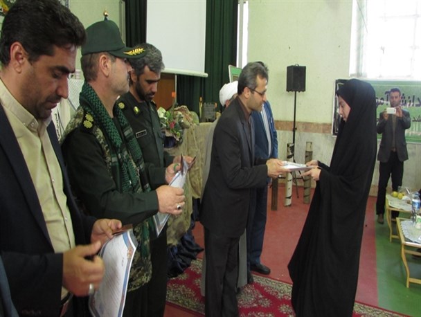 ما نسبت به خون شهدا مدیون هستیم و تکلیف داریم/ فضای مجازی بسیار کارآمد ولی همراه با تهدید جدی است
