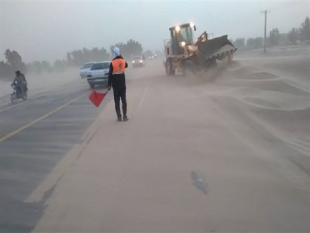 جمع‌آوری افزون بر ۱۴۰ هزار متر مکعب شن و ماسه از سطح محورهای مواصلاتی