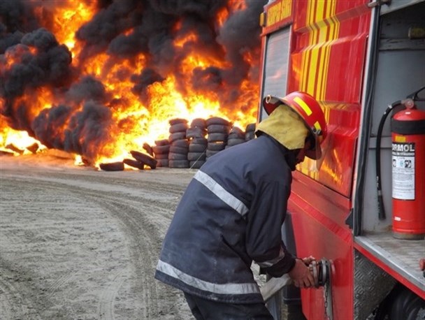 زبانه‌های ۳۵متری آتش در گرمسار