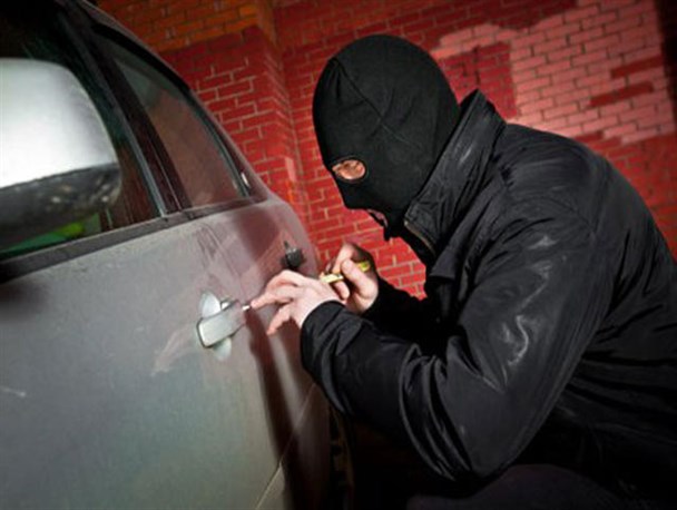 دستگیری سارق داخل خودرو حین سرقت در سرخس