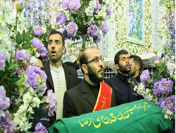 تعویض پرچم گنبد و پوشش ضریح مطهر آستان مقدس امامزاده حسین‌(ع) قزوین