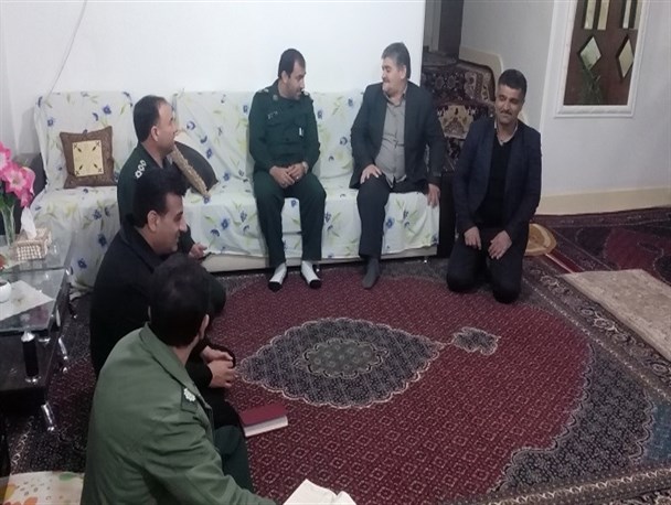 دیدار با خانواده شهید در شاهین دژ/تصاویر