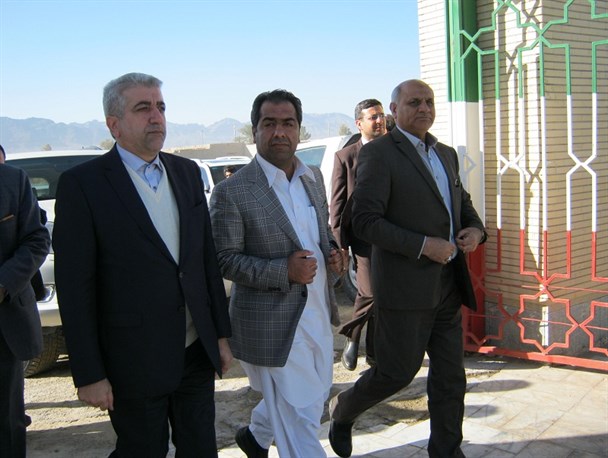 گزارش تصویری/ غبار روبی و گل افشانی مزار شهدا در سراوان