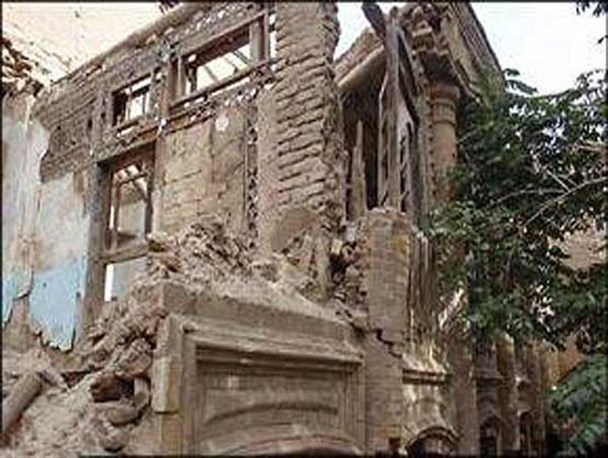ریزش ساختمان قدیمی جان کارگر اشترینانی را گرفت/ ارتباط ریزش این ساختمان با زلزله ظهر امروز هنوز تایید نشده