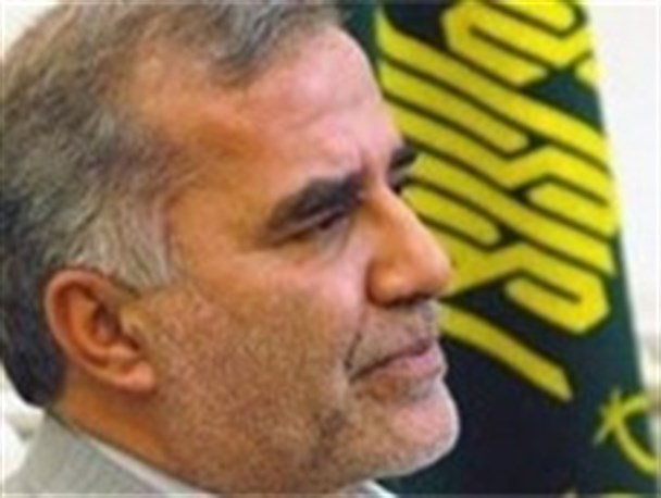 توزیع بن غذای متبرک در بین زائران پیاده حرم رضوی