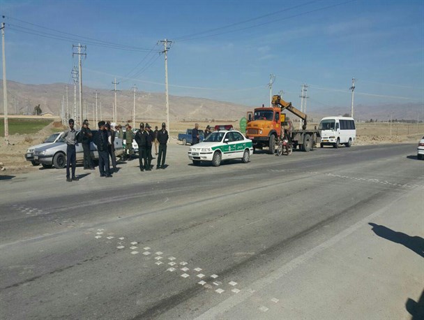 دستفروشان حریم جاده فیروزآباد به عسلویه جمع‌آوری شدند