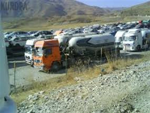 رانندگان شرکت سیمان کیاسر به نشانه اعتراض راه را مسدود کردند