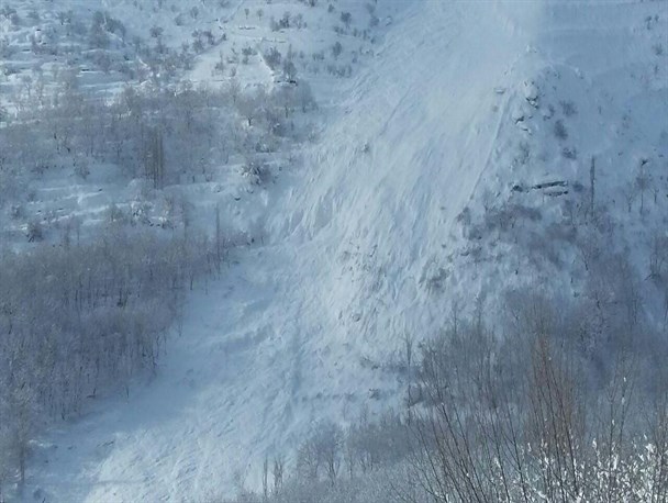 برف و کولاک باعث سقوط بهمن در روستای کماله اورامان شد+تصاویر