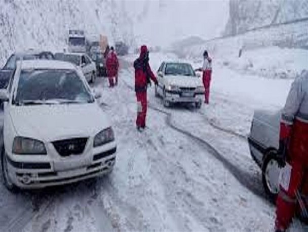 امداد رسانی به 70 خودرو گرفتار کولاک برف در بروجن