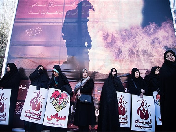 حضور گسترده زنان در مراسم تشییع قهرمانان وطن+تصاویر