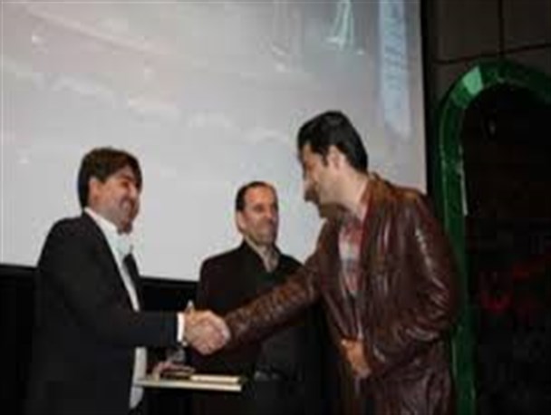هنرمند زنجانی رتبه نخست جشنواره هنرهای تجسمی شاهد و ایثارگر را کسب کرد